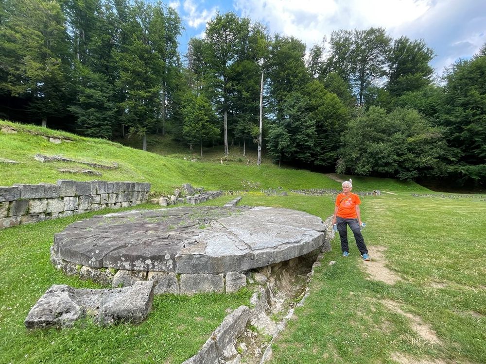 Sarmizegetusa Regia: il grande disco in andesite [Foto: Maria Teresa Natale, CC BY NC SA]