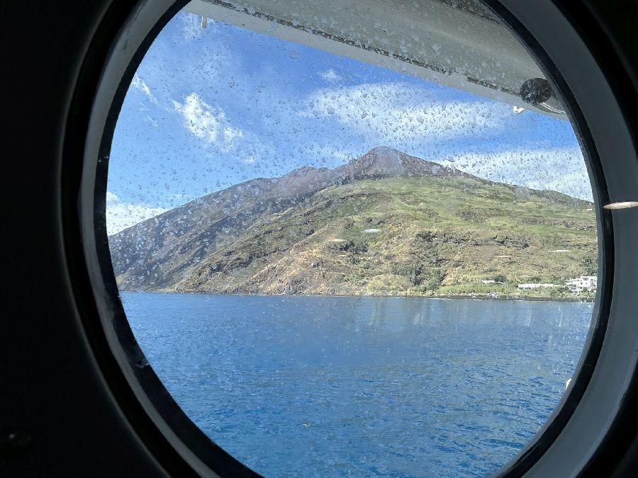 Stromboli dall'oblo dell'aliscafo per Milazzo [Foto: Maria Teresa Natale, CC BY NC SA]