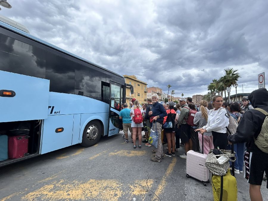 Porto di Milazzo: in fila per prendere il pullman per Messina [Foto: Maria Teresa Natale, CC BY NC SA]