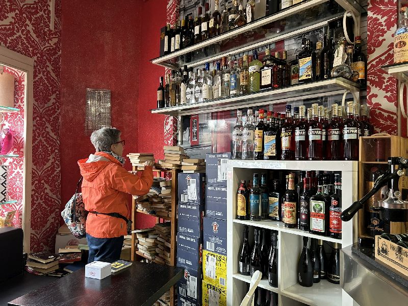 Book-crossing al Gran Caffè Alessandrino [Foto: Maria Teresa Natale, CC BY NC SA]