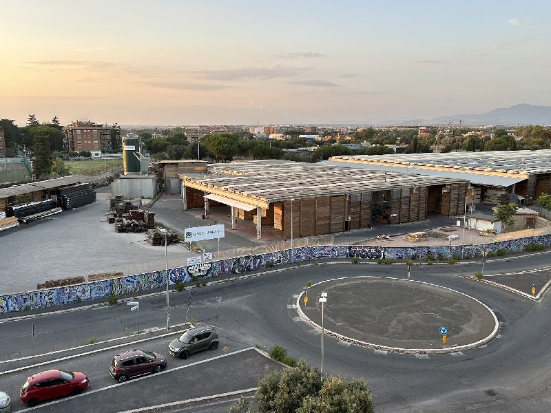 L'azienda Alfano Legnami vista dalla terrazza del Casilino Sky Park [Foto: Maria Teresa Natale, CC BY NC SA]